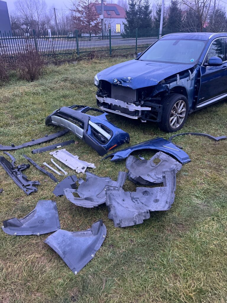 Granatowa X3 importowana Granatowa BMW x3 ze wszystkimi częściami, importowana z USA